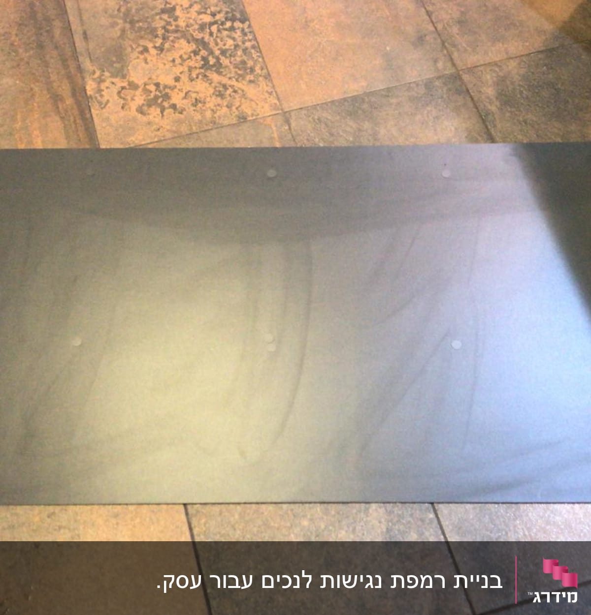לוח עץ כהה מונח על רצפה